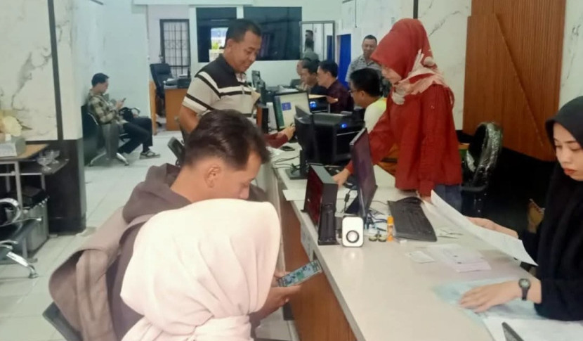 Suasana pelayanan adminduk di Kantor Dinas Kependudukan dan Pencatatan Sipil (Disdukcapil) Kota Sukabumi, Kamis (3/4/2025).