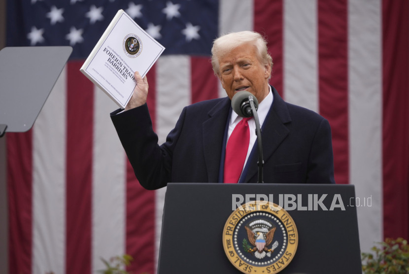 Presiden Donald Trump mengumumkan kebijakan tarif baru di Rose Garden Gedung Putih, Rabu, 2 April 2025, di Washington. (FOTO: Republika/AP Photo/Evan Vucci)