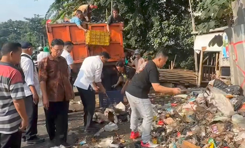 Wali Kota Depok, Supian Suri turun langsung membersihkan tumpukan sampah berserakan di jalan di TPS liar di Jalan Raya Bogor Kilometer (KM) 30, RW 20 Kelurahan Tugu, Kecamatan Sukmajaya, Rabu (09/04/2025). (Foto: Dok RUZKA INDONESIA)