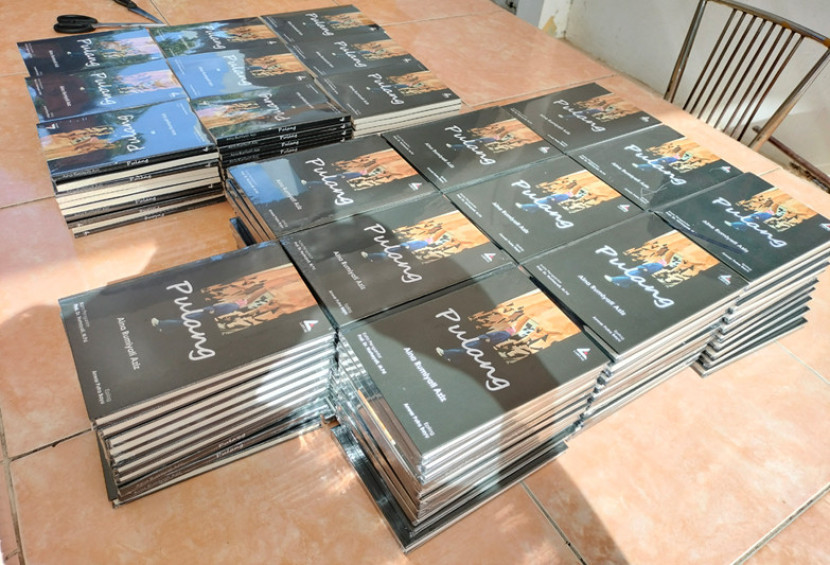 Buku-buku puisi "Pulang" (FOTO: Maspril Aries)