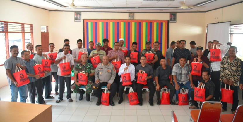 Anggota DPD RI, Azhari Cage, menyalurkan bantuan kepada masyarakat terdampak banjir di Kecamatan Muara Batu, Kabupaten Aceh Utara. (Foto: Dok RUZKA INDONESIA)