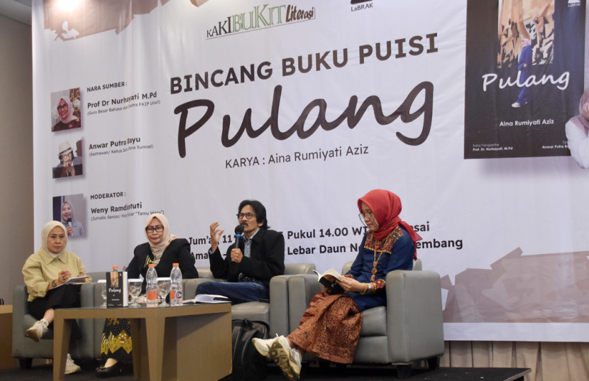 Nara sumber bincang buku puisi "Pulang", dari kiri - kanan, Weny Ramdiastuti (moderator), Prof Nurhayati Guru Besar Bahasa dan Sastra Unsri, Anwar Putra Bayu dan Aina Rumiyati Aziz penulis buku puisi "Pulang". (FOTO: Dok. Aina RA)