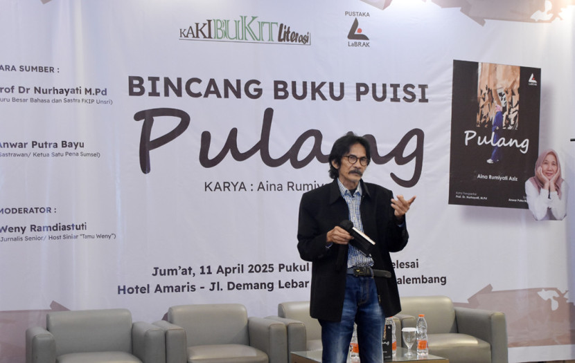 Penyair Anwar Putra Bayu membaca puisi. (FOTO: Dok. Aina RA)