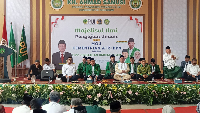 Menteri ATR/BPN Nusron Wahid saat pengajian umum dan Penandatanganan Nota Kesepahaman (MoU) antara Kementerian ATR/BPN dengan Persatuan Umat Islam (PUI) di Pondok Pesantren Syamsul Ulum Kota Sukabumi, Rabu (16/4/2025).