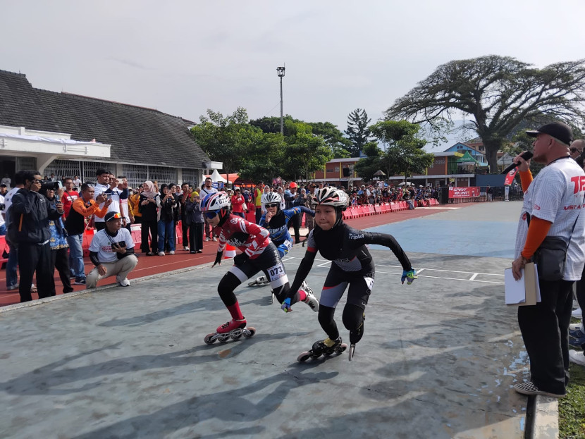 Atlet sepatu roda tengah berlomba dalam Terbuka Sepatu Roda Nasional Piala Walikota Sukabumi di Lapang Merdeka Kota Sukabumi, Kamis (17/4/2025).