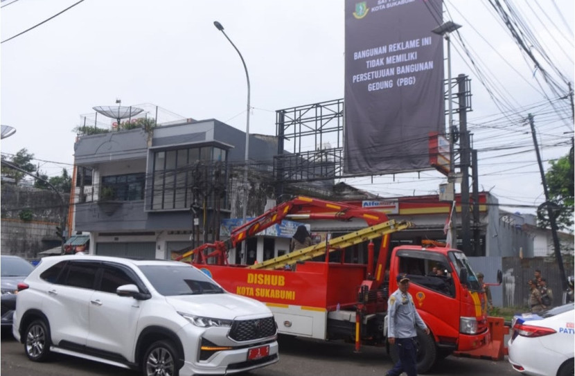 Bilboard yang ditutup karena tidak berizin di jalanan Kota Sukabumi, Kamis (17/4/2025).