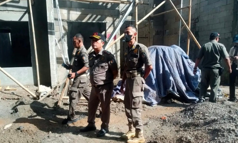 Aparat Satpol PP Kota Depok menghentikan pembangunan tak berizin. (Foto: Dok Diskominfo Kota Depok)
