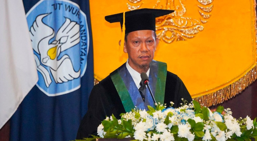 Prof. Dr. apt. Herman Suryadi, M.Si (kiri di podium). (Foto: Dok Humas UI)