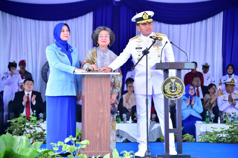 KSAL Laksamana Muhammad Ali bersama Prof Meutia Hatta. Sumber: Seputar Militer