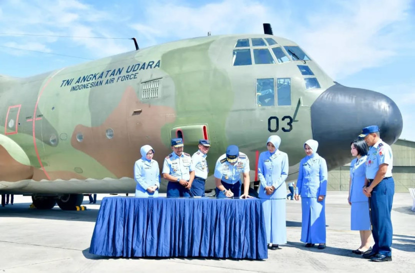 KSAU Marsekal Mohamad Tonny Harjono tradisi Pemberhentian Operasional Pesawat C-130B Retroff Hercules Nomor Registrasi A-1303, 1304, dan A-1313. Sumber: Seputar Militer