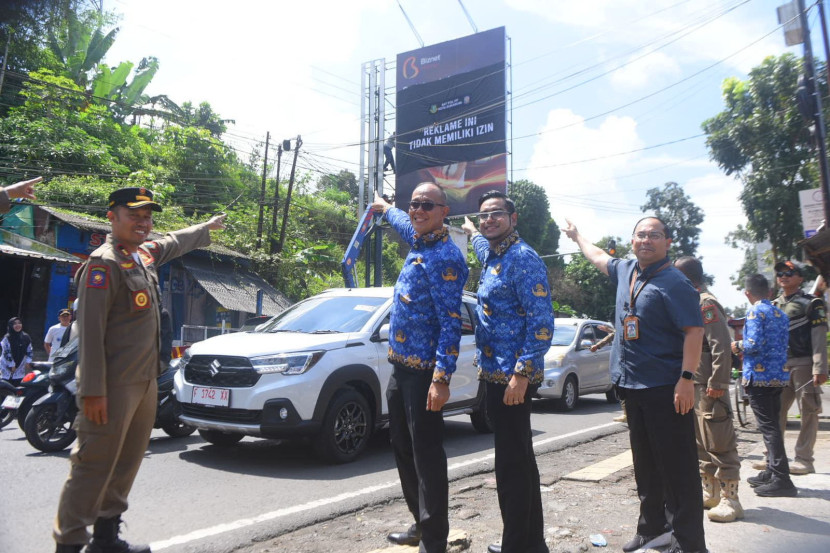Wali Kota Sukabumi Ayep Zaki meninjau penertiban baliho ilegal di Jalan Degung, Jumat (25/4/2025).