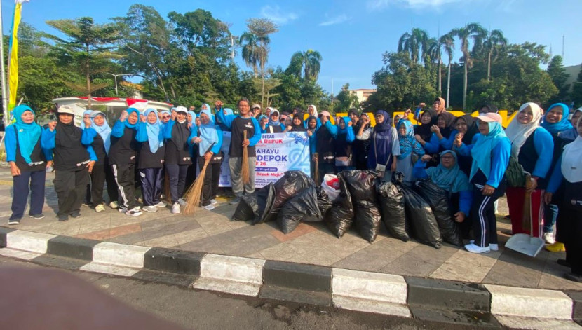 DKR Kota Depok melaksanakan Gerakan Pungut Sampah di sepanjang Jalan Margonda Raya, Kota Depok, Sabtu (26/04/2025). (Foto: Dok DKR Kota Depok)