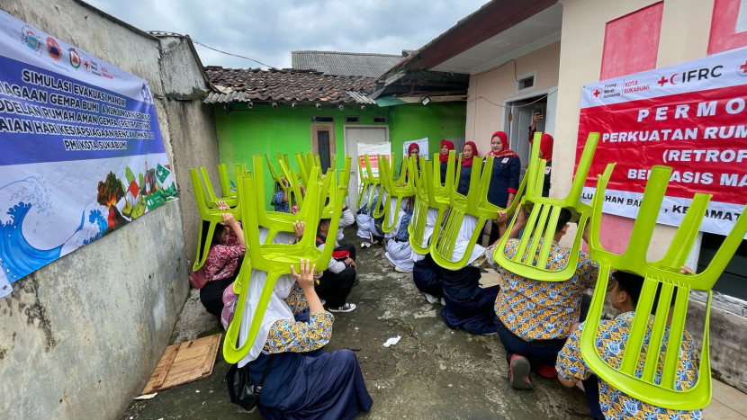 Para pelajar mengukuti simulasi gempa dalam rangka Hari Kesiapsiagaan Bencana (HKB) 2025 yang digelar PMI Kota Sukabumi.