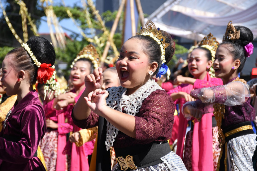 Penampilam seni tari dalam Festival Sukabumi Suka Menari yang digelar di Gedung Juang 45 pada Ahad (27/4/2025).