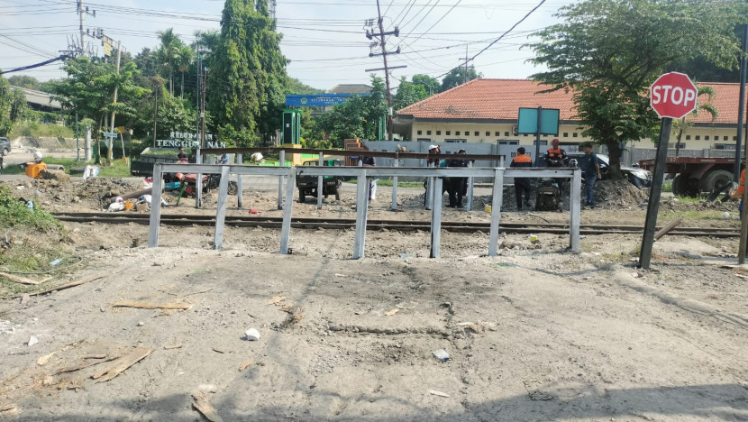 Salah satu perlintasan kereta api sebidang yang ditutup oleh PT KAI demi keselamatan semua. (Foto: Humas PT KAI)