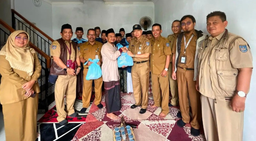 Diskominfo Kota Depok bersama aparatur Kecamatan Sawangan memberikan bingkisan sembako ke Yayasan panti asuhan di Kecamatan Sawangan, Kota Depok, Senin (28/04/2025). (Foto: Dok Diskominfo Kota Depok)