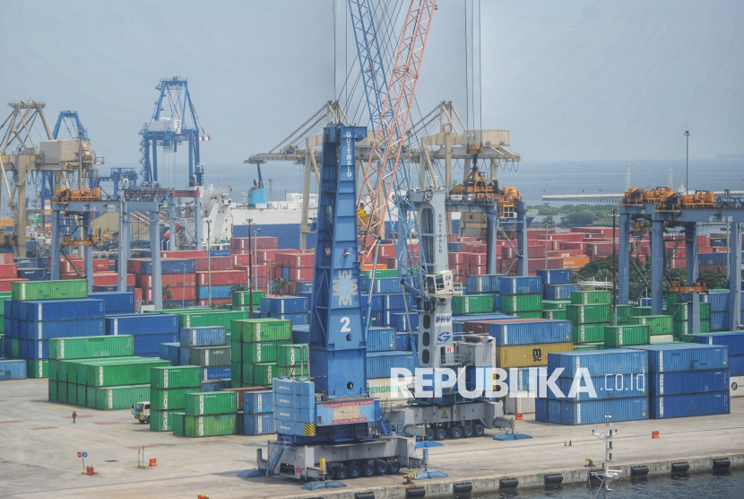 Ilustrasi peti kemas di Jakarta. Fitur baru CRIF akan permudah proses antisipasi tarif kebijakan AS terhadap operasional perusahaan pelayaran dan logistik. Sumber: Republika/Prayogi