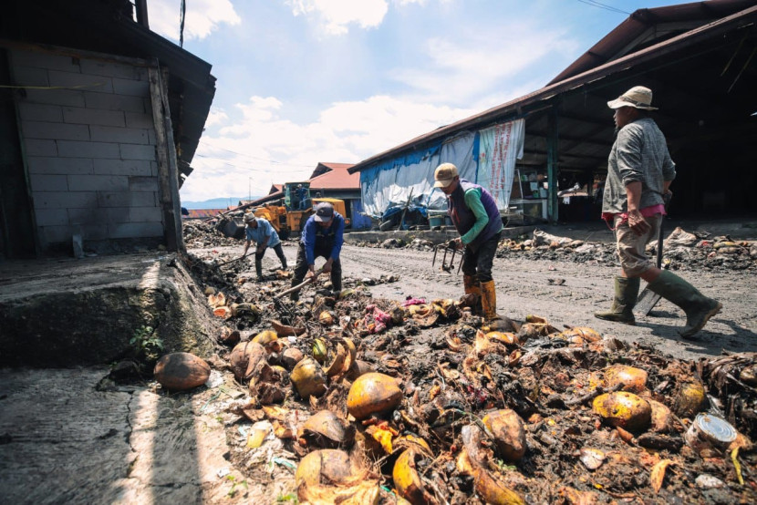 Petugas membersihkan sampah pasar Gedebage, Kota Bandung, Selasa (29/4/2025). Foto Diskominfo Kota Bandung