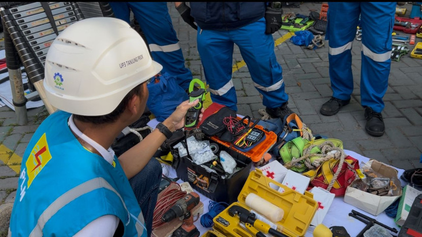 Petugas PLN sedang memeriksa peralatan para petugas Pelayanan Teknis PLN. (Foto: PLN/RI)