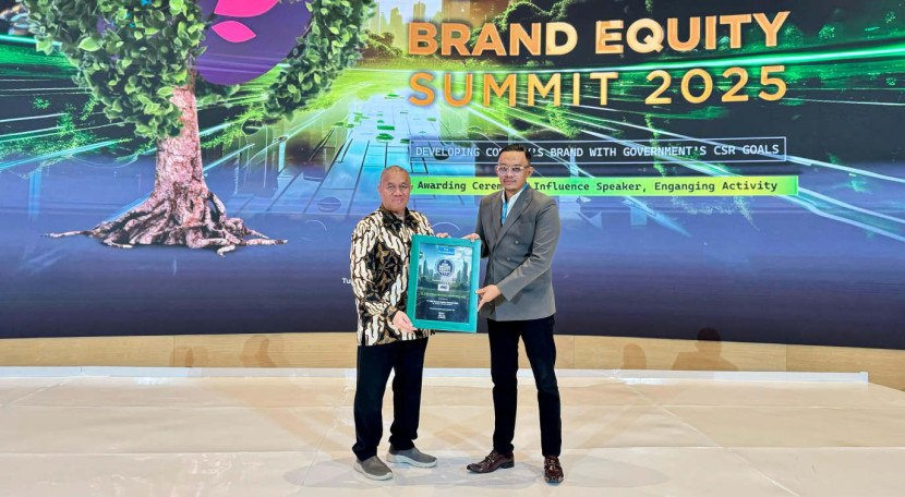 JNE meraih Indonesia CSR Brand Equity Awards 2025 yang diserahkan langsung oleh Founder & CEO The Iconomics Bram S Putro yang diterima oleh Presiden Direktur JNE M Feriadi Soeprapto. (Foto: Dok RUZKA INDONESIA)