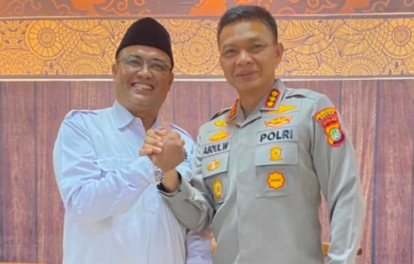 Ketua Buruh Kota Depok, Wido Pratikno memberitahukan ke Kapolrestro Depok, Kombes Abdul Waras terkait rencana konvoi ribuan buruh Kota Depok yang akan mengikuti May Day Fiesta 2025 di Monas, dalam rangka peringatan Hari Buruh, Kamis (01/05/2025). (Foto: Dok RUZKA INDONESIA)