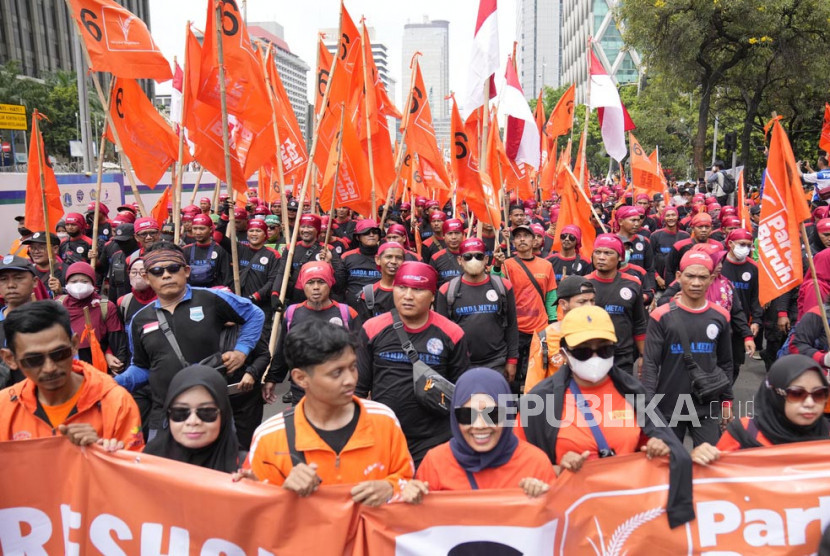 Buruh berdemonstrasi memperingati Hari Buruh Internasional/May Day di Jakarta, Senin (1/5/2023). Foto: AP Photo/Dita Alangkara