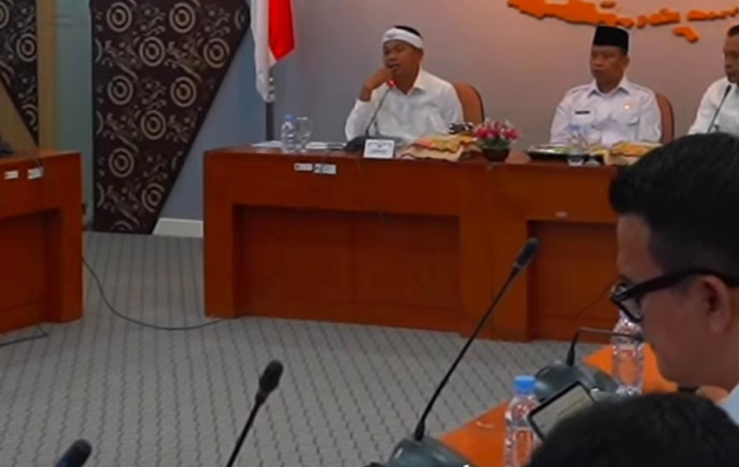Gubernur Jabar, Dedi Mulyadi saat rapat koordinasi permasalahan sosial di Kampung Baru Bersama Wali Kota Depok, di Balai Kota Depok, Selasa (29/04/2025).