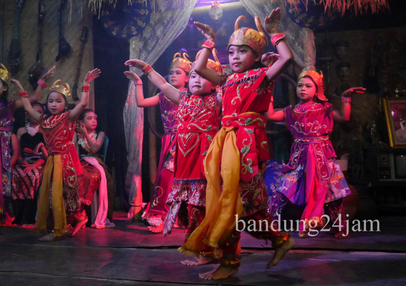  Penari tampil saat acara ‘24 Jam Menari Non-stop’ dalam rangka memeriahkan Hari Tari Sedunia di Bongkeng Arts Space, Kota Bandung, Selasa (29/4/2025). Foto: Edi Yusuf