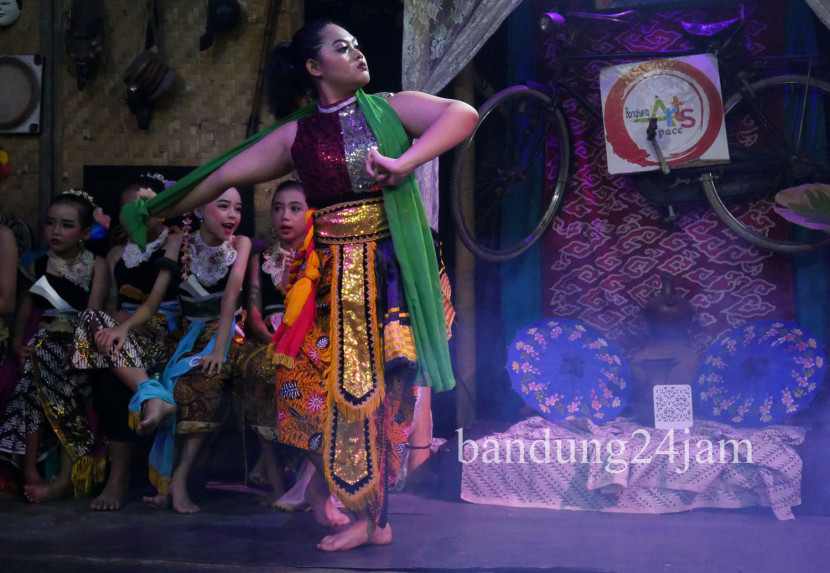 Penari tampil saat acara ‘24 Jam Menari Non-stop’ dalam rangka memeriahkan Hari Tari Sedunia di Bongkeng Arts Space, Kota Bandung, Selasa (29/4/2025). Foto: Edi Yusuf