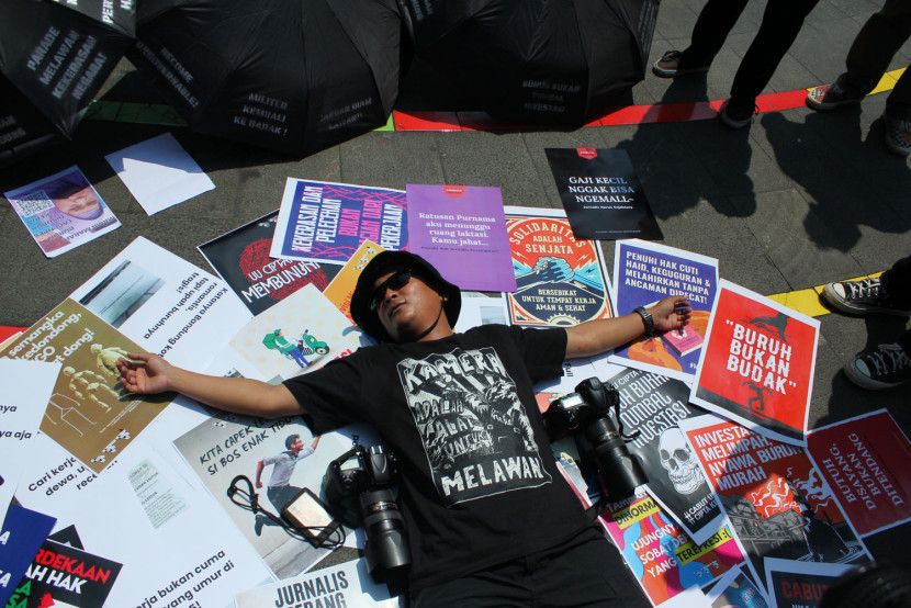 Jurnalis yang tergabung dalam Aliansi Jurnalis Independen (AJI) Bandung, Pewarta Foto Indonesia (PFI), dan sejumlah organisasi pewarta lainnya melakukan aksi bersama para buruh di Taman Cikapayang Dago, Kota Bandung, Kamis (1/5/2025). Foto; Edi Yusuf