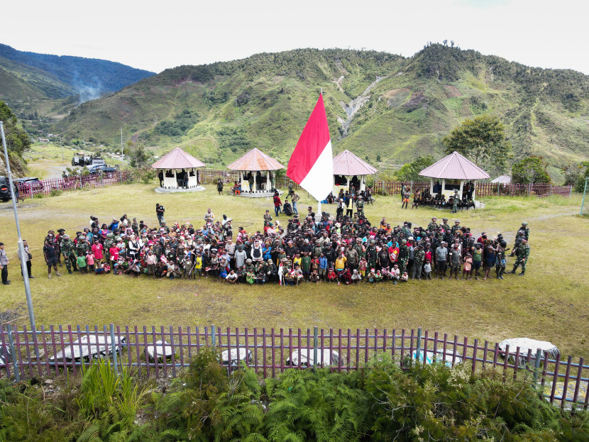 Pengibaran bendera Merah Putih raksasa di Bukit Zaitun, Puncak Jaya, Papua Tengah, Kamis (1/5/2025). Sumber: Puspen TNI