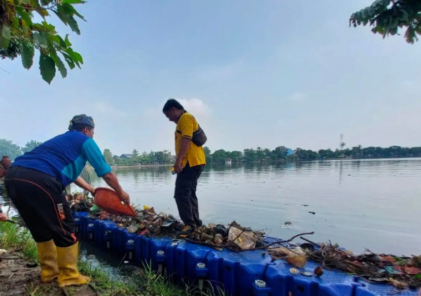 Jumsih di Situ Cilodong. (Foto Dok Diskominfo Kota Depok)