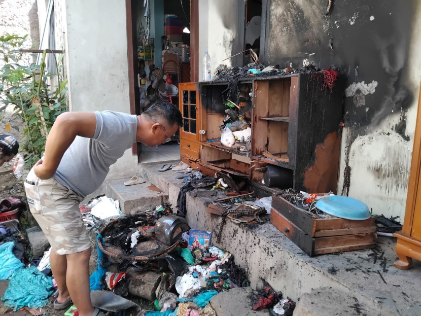 Salah seorang warga korban kebakaran tengah mengecek barang bekas kebakaran di Gang Amarta, Kelurahan Tipar, Kota Sukabumi, Jumat (2/5/2025).