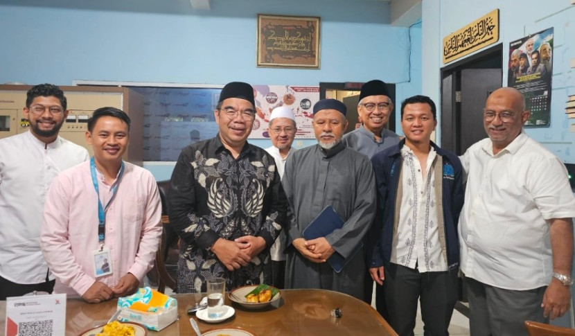 Tokoh pendiidkan, Prof. Ridwan saat bertandang ke Radio Silahturahim, Jumat (02/05/2025). (Foto: Dok Radio Silahturahim)