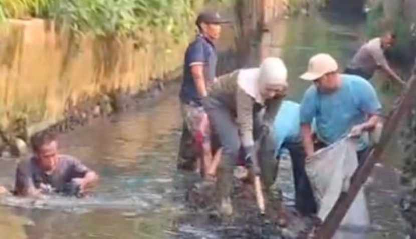 Jumsih, Wakil Ketua DPRD Kota Depok, Yeti Wulandari tak sungkan terjun langsung bersihkan Kaki Laya dari tumpukan sampah. (Foto: Dok RUZKA REPUBLIKA)