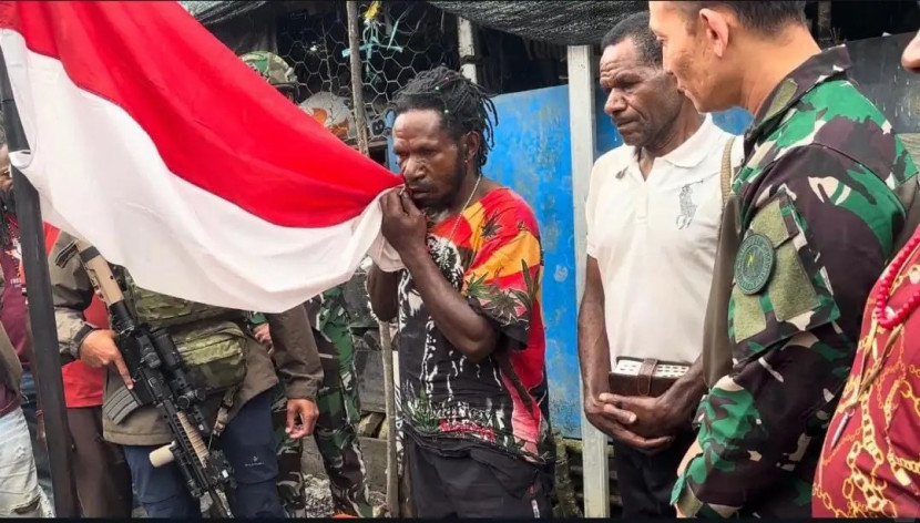 Mantan anggota OPM, Minanggeng Murib mencium bendera Merah Putih. Sumber: Puspen TNI