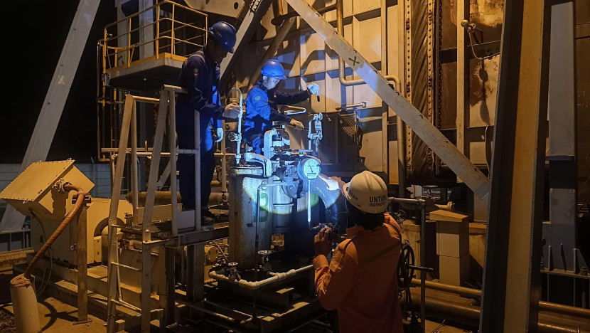 Petugas PLN Bali saat melakukan perbaikan sistem kelistrikan pada Jumat (2/5/2025) malam, memastikan gangguan dapat dipulihkan secepatnya. (Foto: PLN)