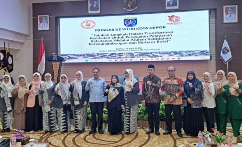 Wakil Wali KotaDepok Chandra Rahmansyah (tengah) foto bersama dengan pengurus IBI Kota Depok, saat Musyawarah Cabang ke VII Ikatan Bidan Indonesia (IBI) Kota Depok, Sabtu (03/05/2025). (Foto: Dok Diskominfo Kota Depok)