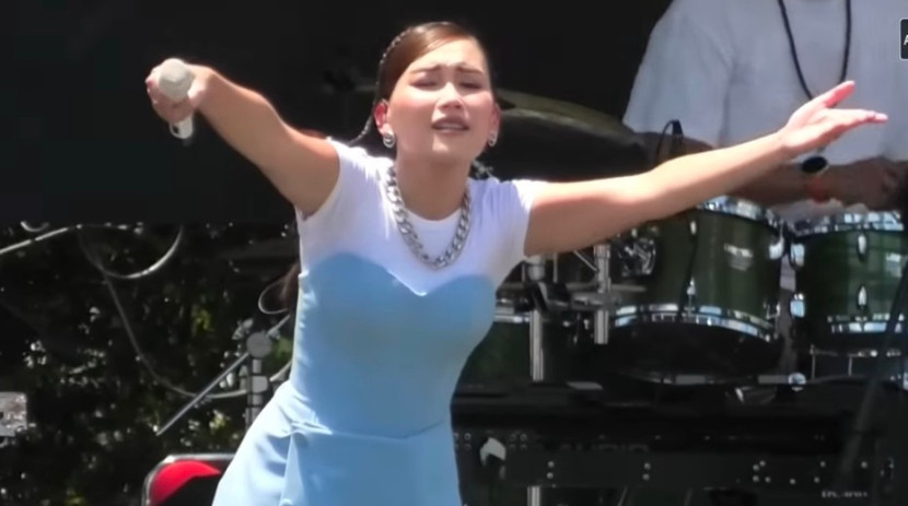 Penyanyi dangdut Ayu Ting Ting sedang beraksi diatas panggung. (Foto: Dok RUZKA INDONESIA)