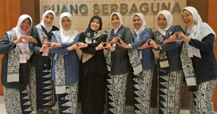 Ketua PKK Kota Depok, Siti Barkah Hasanah (tengah) bersama pengurus IBI Kota Depok. (Foto: Dok Diskominfo Kota Depok)