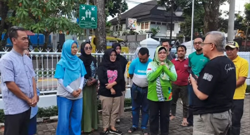 Simulasi menghadapi bencana gempa bumi di Kantor Disdukcapil Kota Sukabumi, Jumat (2/5/2025).