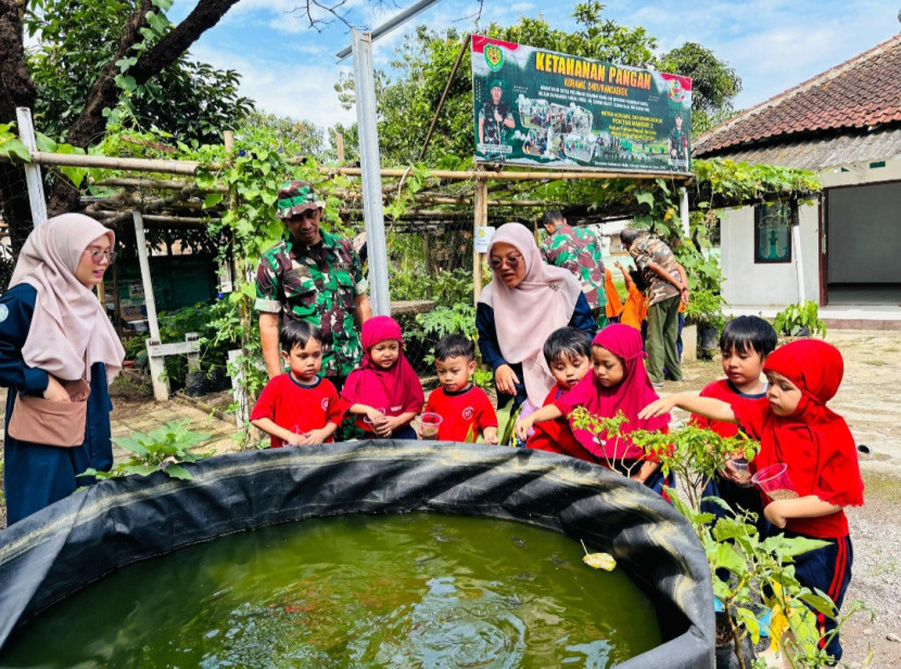 Siswa PG TK berkunjung ke Koramil Rancaekek Kencana