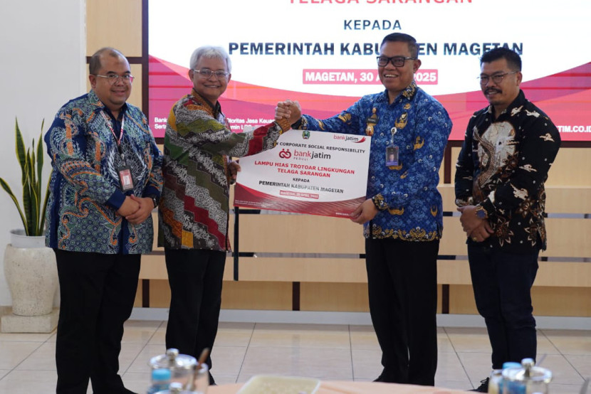Bank Jatim serahkan bantuan ke Pemkab Magetan