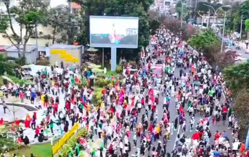 Warga Kota Depok tumpah ruah memanfaatkan CFD untuk berolahraga di Jalan Margonda Raya, Ahad (04/05/2025). (Foto: Dok RUZKA INDONESIA)