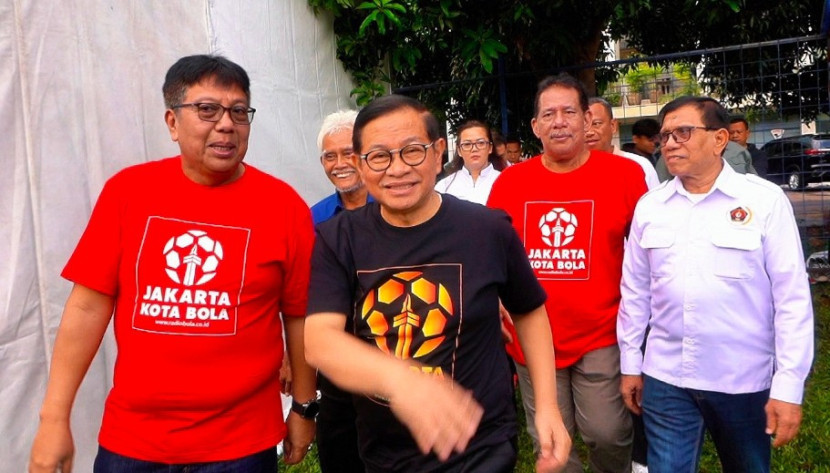 Gubernur DKI Jakarta, Pramono Anung didampingi Ketua PWI Pusat, Hendri CH Bangun (kanan kemeja putih) melakukan kick off Liga Jakarta U-17 yang melibatkan 18 klub di Lapangan Pancoran Soccer Field (PSF), Jakarta Selatan, Ahad (04/05/2025). (Foto: Dok PWI Pusat)