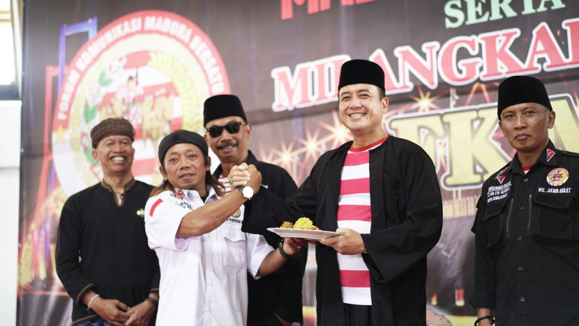 Wakil Wali Kota Bandung, Erwin bersama sejumlah pelaku seni budaya Sunda dan Madura di Teras Sunda, Cibiru, Kota Bandung, Ahad (4/5/2025). Foto: Humas Kota Bandung