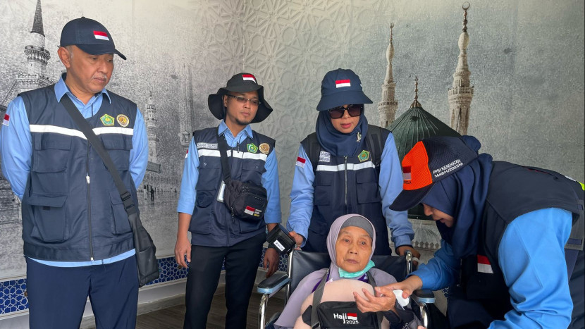 Petugas haji mengecek kondisi kesehatan jemaah setibanya di Bandara AMAA Madinah