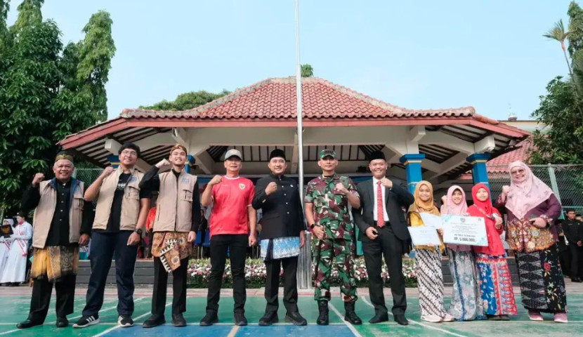 Gerakan Jumat Bersih (Jumsih) diluncurkan secara simbolis oleh Wakil Wali Kota Depok, Chandra Rahmansyah dengan memakaikan rompi Jumsih usai Upacara Hari Pendidikan Nasional (Hardiknas) tahun 2025 di Lapangan SMP Negeri 2 Depok, Kecamatan Pancoran Mas, Kota Depok, pada Jumat (02/05/2025) lalu.