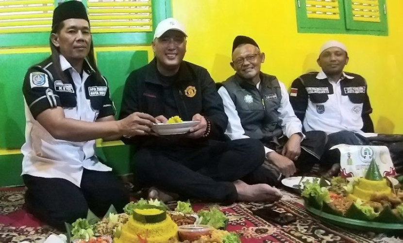 Ketua DPD Forkabi Kota Depok, Edi Dadang Chandra memberikan potongan tumpeng kepada anggota DPRD Provinsi Jawa Barat, Hasbullah Rahmat.