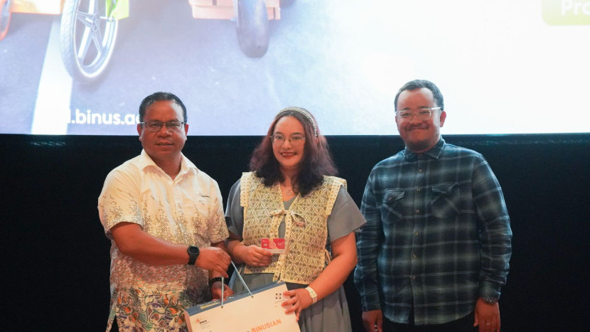 Direktur Binus @Malang, Dr. Robertus Tang Herman, S.E., M.M. (kiri); Production Manager Film Jumbo sekaligus alumni School of Design Binus University, Hana Afifah; dan Head of Visual Communication Design Department • School of Design (Binus @Malang) Victor Adiluhung Abednego, S.T., M.Ds (kanan) saat Nonton Bareng (Nobar) Film Jumbo di XXI Araya Mall, Malang, pada 28 April 2025. (Foto: Binus @Malang)